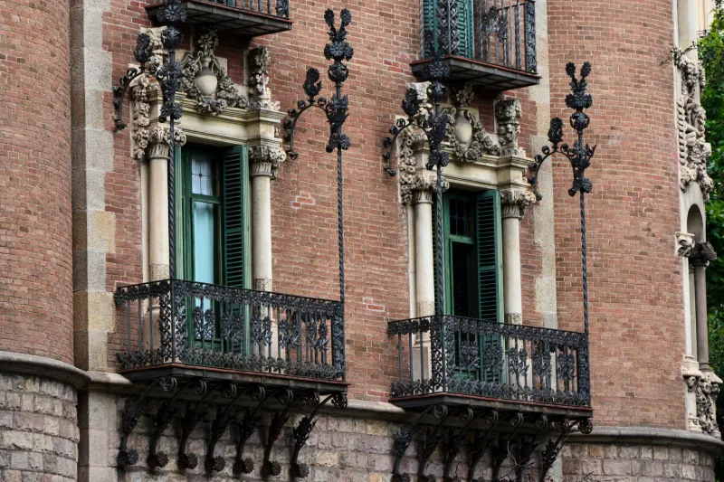 Mirar hacia arriba: lo que los balcones de Barcelona revelan sobre quienes viven detrás