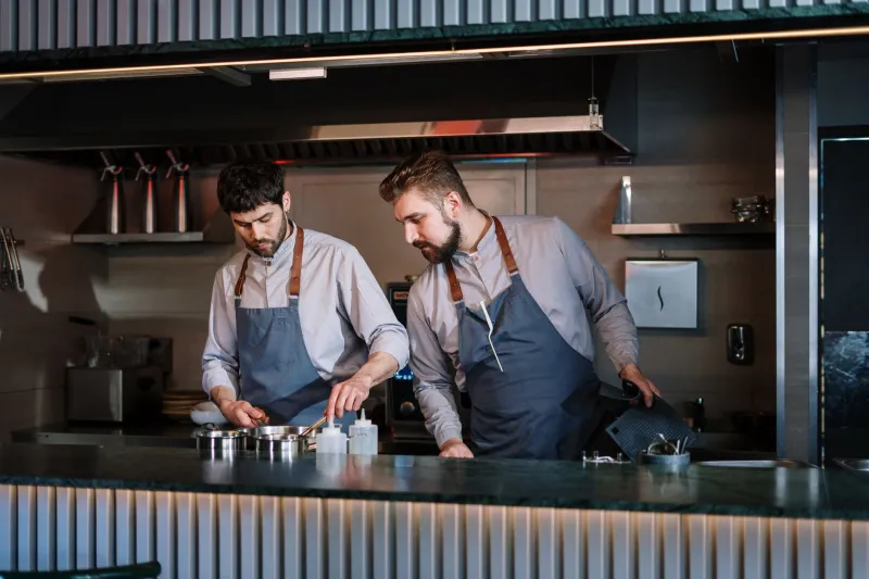 Cocinas sin secretos: los restaurantes de Barcelona donde el cocinero trabaja ante tus ojos