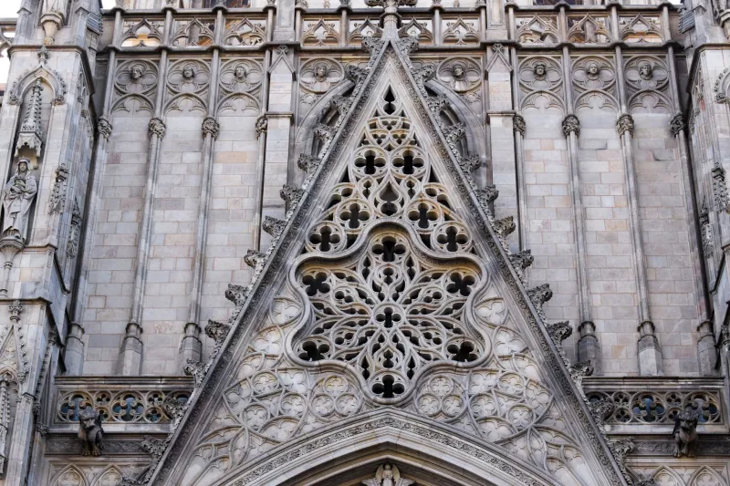 Piedra, azulejo y memoria: lo que las fachadas de Barcelona cuentan sobre quienes las construyeron