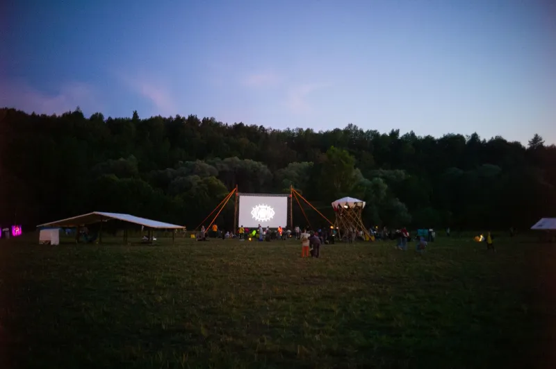 Cuando la ciudad se convierte en pantalla: el cine de verano que Barcelona vive bajo las estrellas