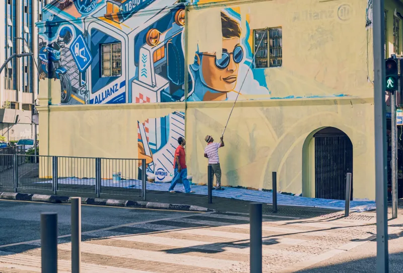 Las paredes que recuerdan: un paseo por los murales que Barcelona lleva tatuados en la piel