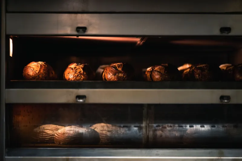 El turno de los que hornean mientras tú bailas: pastelerías nocturnas en Barcelona