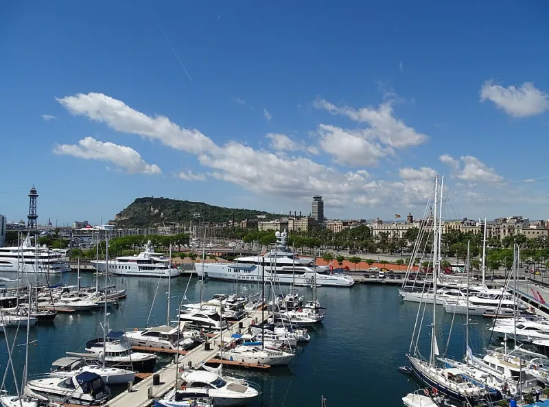 El Port Vell antes del desayuno: lo que el puerto de Barcelona guarda cuando los turistas aún duermen