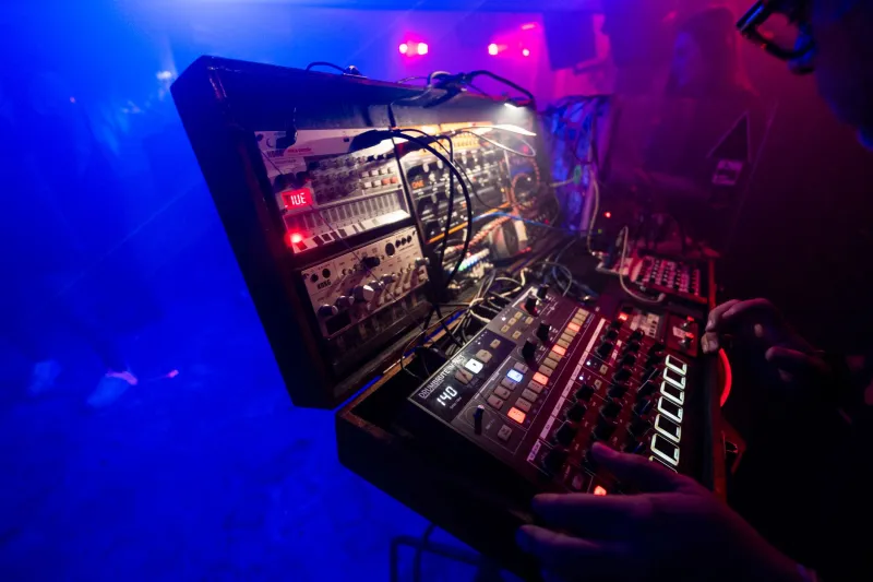 Sótanos con alma: la escena musical underground del Raval que Barcelona no enseña en los folletos